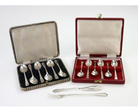 A cased set of six silver teaspoons, Walker & Hall, Sheffield 1933, with crossed golf club and ball capitals, a cased set of 