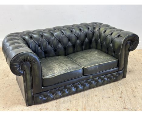 A neat Chesterfield sofa in green hide, bun feet missing (simple to replace) (h.65cm x l.165cm x w.89cm)