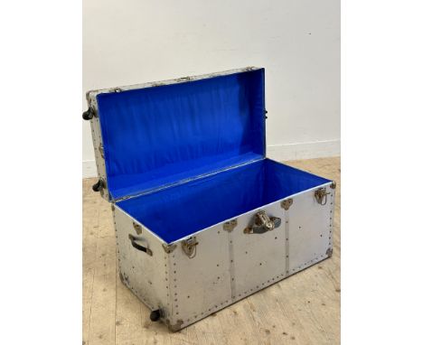 An aluminium travelling trunk with lined interior,&nbsp; missing one wheel (h.54cm x l.100cm x w.53cm)