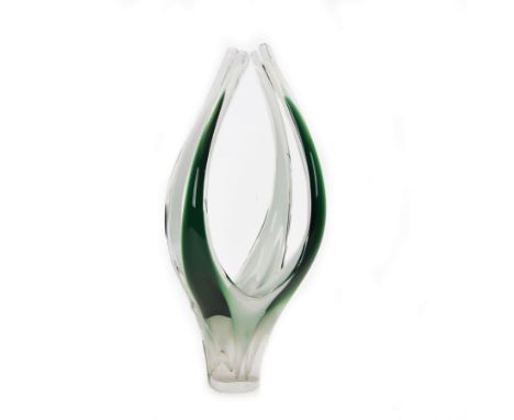 Mid 20th century Paul Kedelv for Flygsfors Coquille glass vase, with  four green and white drawn points rising from a circula