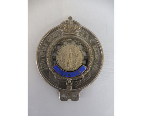 An Auto-Cycle Union R.A.C. Associate badge with enamel date of 1924-25, stamped 93760, marked B'Ham Medal Co, Birmingham.