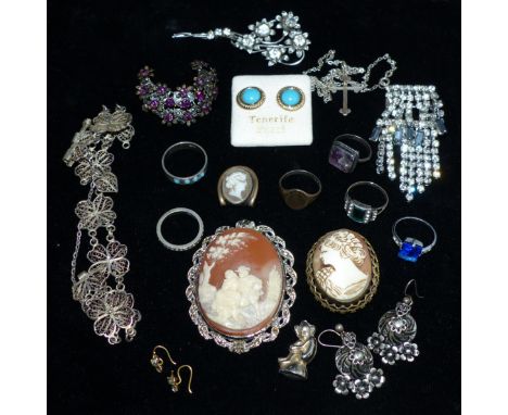 A selection of vintage costume jewellery