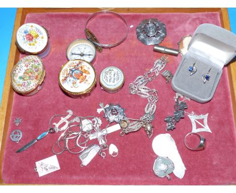 A selection of silver; white metal and costume jewellery; 4 enamel boxes in display case