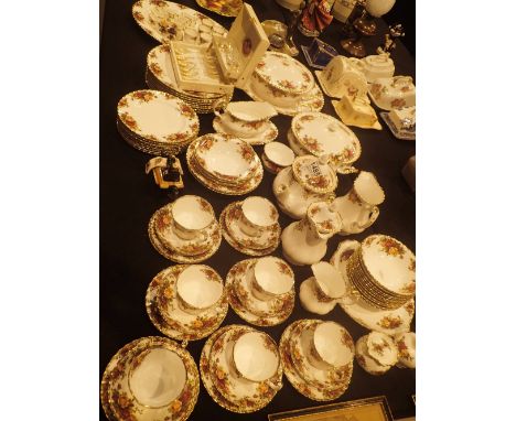 Large collection of Royal Albert Country Roses, mainly first quality (approximately 90 pieces) CONDITION REPORT: Approximatel