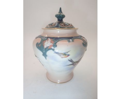 Royal Worcester small Hadleys lidded potpourri, Birds, H: 13 cm CONDITION REPORT: No apparent damage or visible restoration.