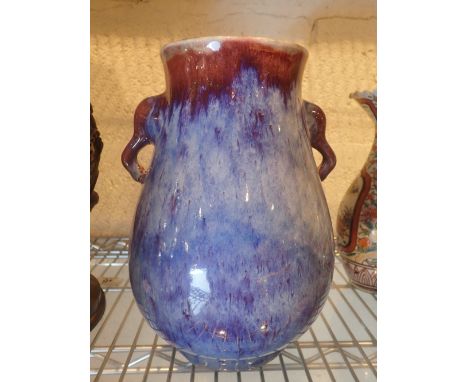 Chinese twin handled vase with blue and red body, H: 28 cm CONDITION REPORT: This item is in good condition with no chips or 