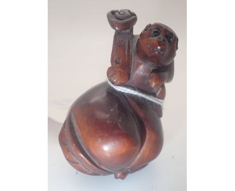 Wooden netsuke in the form of a monkey, L: 6 cm