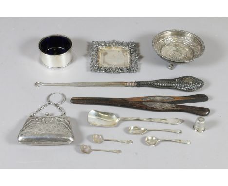 A tray of mixed silver collectables, mainly British hallmarks, including fitted purse, glove stretchers button hook, pin tray