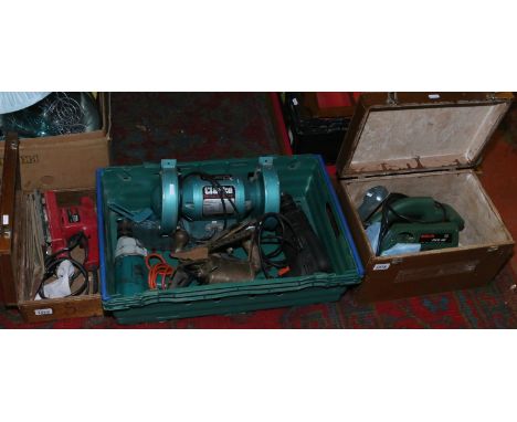 A boxed power Devil sander and a Bosch circular saw along with a Clarke bench grinder, a blow lamp and a Record smoothing pla