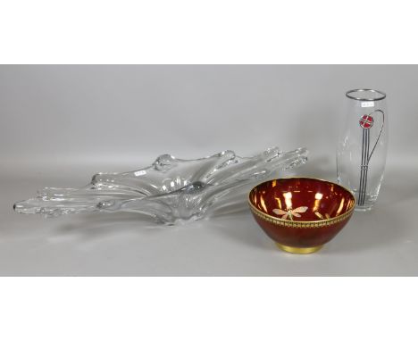 A Carltonware Rouge Royle bowl, clear glass table centre piece and an art vase.