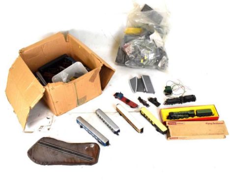 Quantity of 00 gauge railway trainset items to include, boxed Triang Hornby 'Flying Scotsman' locomotive and tender, Pullman 