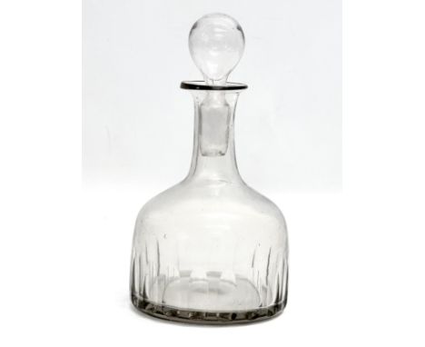 An Early 19th Century Irish George III glass decanter. Circa 1800. 22cm