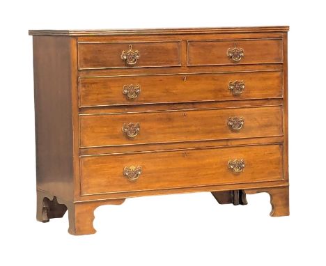 An Early 20th Century George III style mahogany chest of drawers on bracket feet. 92x47x76.5cm
