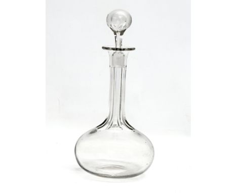 A Late Victorian/Edwardian glass decanter. 26cm