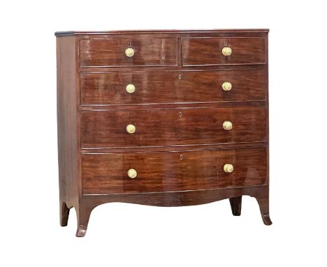 An Early 19th Century Regency Period bow front mahogany chest of drawers on splayed bracket feet. Circa 1810. 106x54x105cm