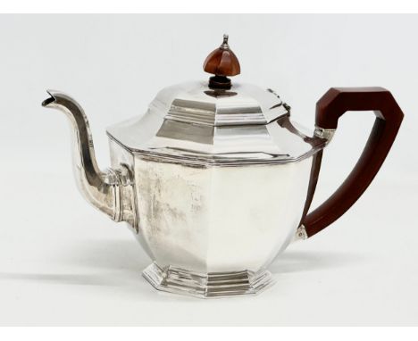 An Early 20th Century silver teapot. Birmingham, 1928. 580.5g. Adie Bros LTD. 25.5x14x17cm
