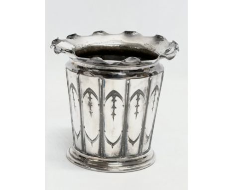 James Deakin &amp; Sons. A Late 19th Century silver plated jardiniere. 16x15cm