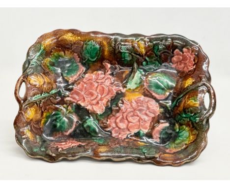 Sarreguemines Pottery. A Late 19th Century French Majolica 2 handled deep dish. By Sarreguemines. 30x21x3.5cm