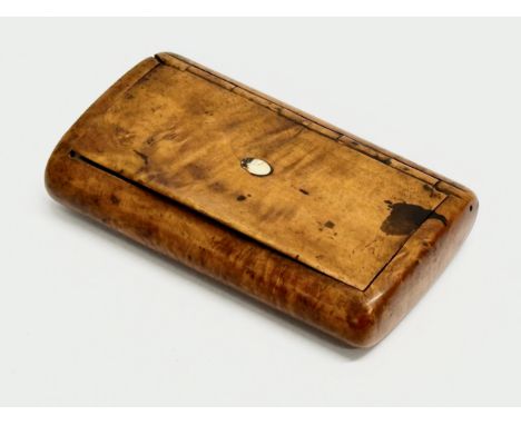 An Early 19th Century curly birch snuff box. Circa 1820. 9.5cm