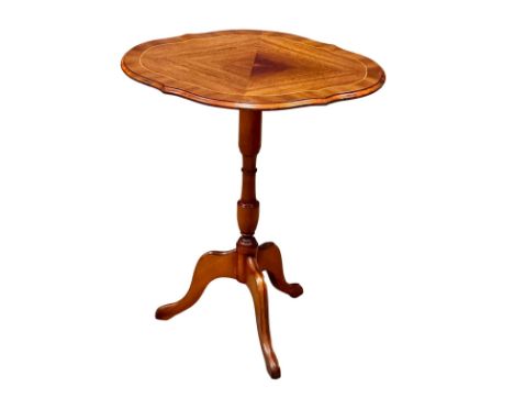 An inlaid mahogany pedestal wine table/lamp table. 50x36x60cm. 1
