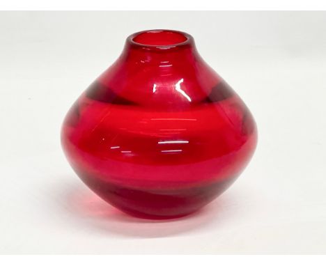 Geoffrey Baxter. A ruby glass vase, designed by Geoffrey Baxter for Whitefriars. 15x14cm