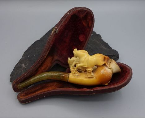 MEERSCHAUM PFEIFE / pipe, 19. Jh., geschnitzter Meerschaum (Sepiolith) mit Mundstück (wohl aus Bernsteinnachbildung). Figürli