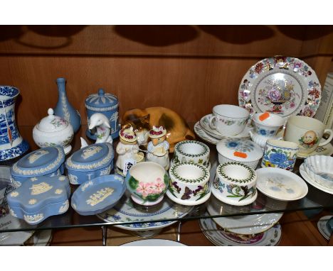 A COLLECTION OF GIFTWARE AND OTHER CERAMICS, including two Royal Doulton Brambly Hedge figures Mrs. Apple DBH3 (second) and L