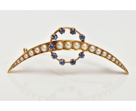 A PEARL AND SAPPHIRE BROOCH, a tapered curved yellow metal brooch set with twenty graduated white cultured split pearls, also