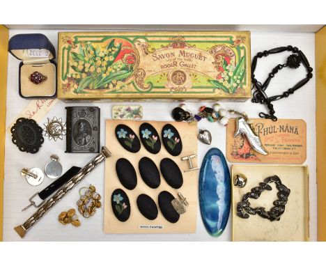 A BOX OF ASSORTED ITEMS, to include a boxed white metal garnet cluster ring, stamped 'Silver', ring size N, vintage enamelled