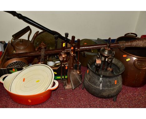 A BOX AND LOOSE METALWARES, to include a large copper pot width 37cm, height 29cm, a coaching horn in leather case, two sets 