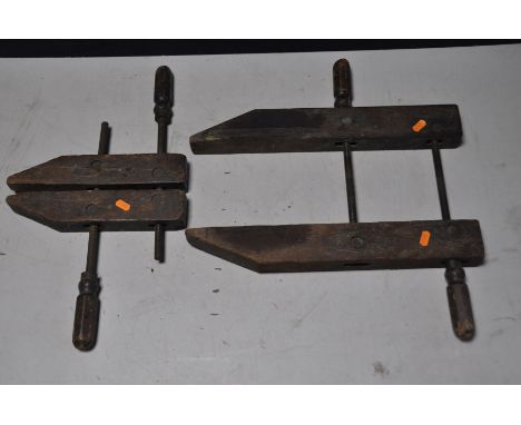 A PAIR OF VINTAGE HAND SCREW WOODWORKING CLAMPS measuring 18 and 12 inches (2)