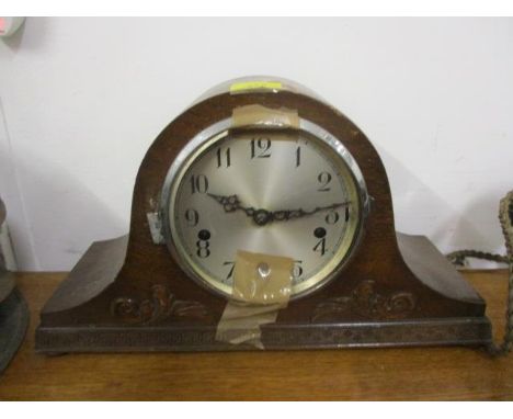 An early 20th century oak mantle clock 