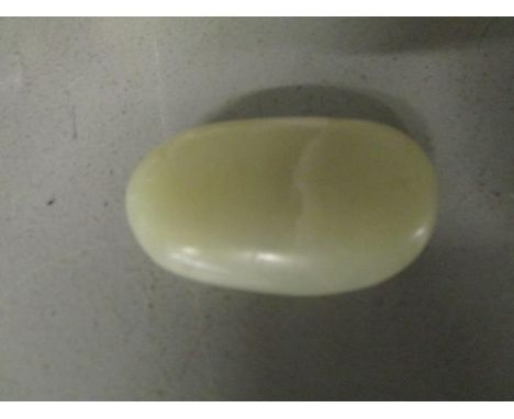 A single green jade pebble, total weight 78.45g 