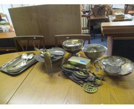 A mixed lot of silver plate and brassware to include horse brasses, spoons, a cigarette box and other items 