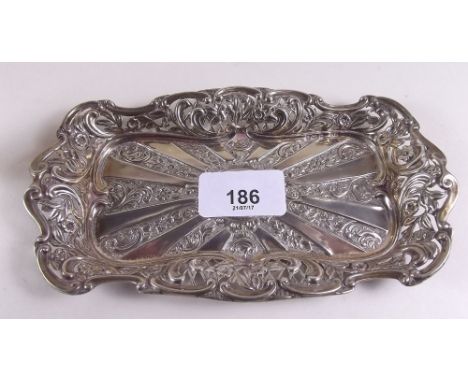 A silver rectangular trinket dish with embossed decoration and floral pierced border 17 x 9cm - Birmingham 1901, 77g 
