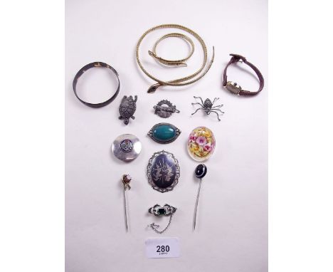 A selection of vintage jewellery 