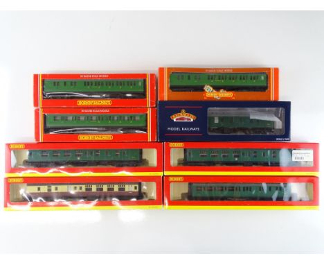 A mixed group of passenger coaches by HORNBY and BACHMANN in Southern Railway and BR Southern Region liveries - G/VG in G/VG 