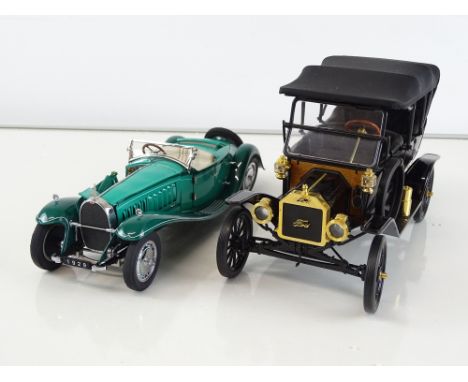 A pair of FRANKLIN MINT diecast cars comprising a 1:24 scale 1929 Bugatti Type 41 Royale Roadster (damage to bonnet) and a 1: