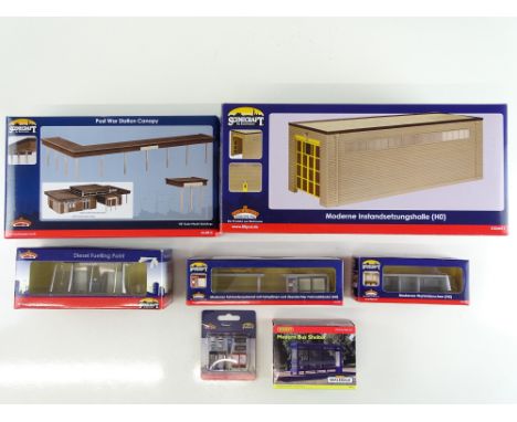 A group of resin buildings and accessories by BACHMANN and HORNBY - all in original boxes - VG in G/VG boxes (7)