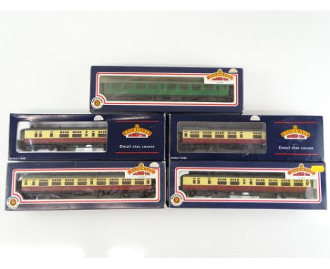 A group of BACHMANN Bulleid passenger coaches in BR crimson/cream and Southern Region green liveries - G in G boxes (5)