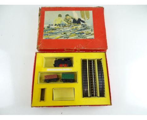 A TRI-ANG R3.R clockwork goods starter train set - F/G in F box