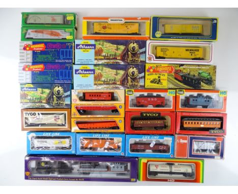 A group of American Outline wagons by LIFE-LIKE, BACHMANN and others - G/VG in F/G boxes (25)