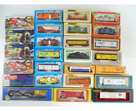 A group of American Outline wagons by LIFE-LIKE, BACHMANN and others - G/VG in F/G boxes (26)