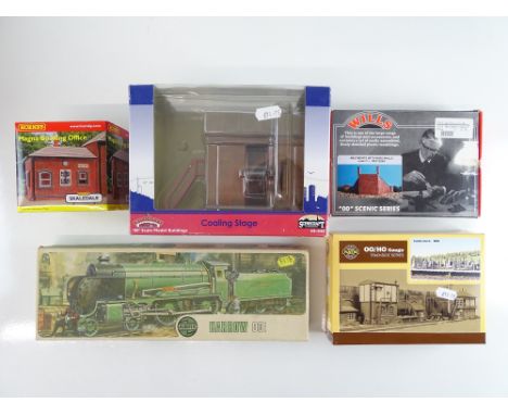 A small group of OO Gauge accessories and kits by AIRFIX, WILLS, RATIO, HORNBY and BACHMANN - G/VG (kits are unbuilt and appe
