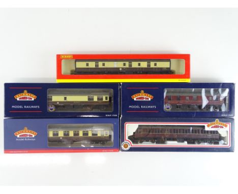 A group of Mark 1 coaches and vans by BACHMANN and HORNBY in various Western Region liveries - G/VG in G/VG boxes (5)