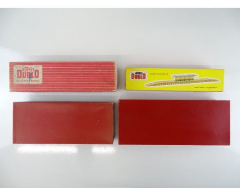 A group of HORNBY DUBLO plastic and metal building and accessory kits comprising 5005 Engine Shed kit, 5020 Goods Depot, a 50