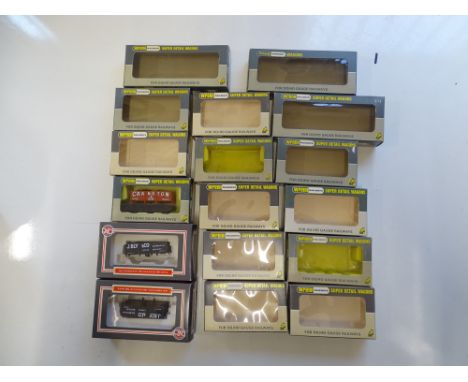 A group of empty assorted WRENN wagon boxes together with some boxed WRENN wagon bodies (two in DAPOL boxes) - G (17)