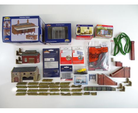 A quantity of resin buildings and accessories by BACHMANN SCENECRAFT, HORNBY and others - G/VG in G/VG boxes (where boxed) (Q