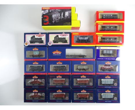 A mixed group of wagons by HORNBY and BACHMANN - VG/E in G/VG boxes (24 - 21 plus triple wagon pack)