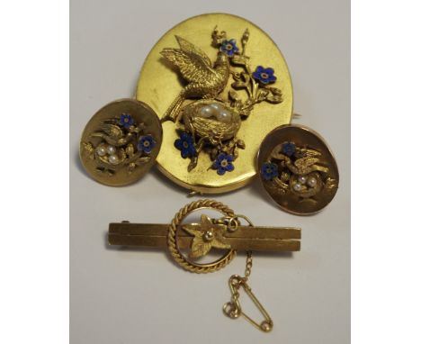 A 15ct gold bar brooch decorated with a an ivy leaf in relief, Chester 3.8g ; an unusual early 20th century pinchbeck brooch 
